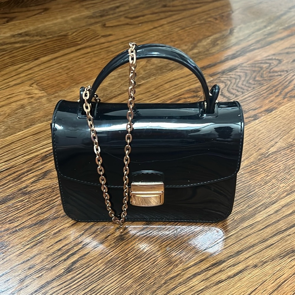 Latex purse, excellent condition.(tape measure of size)